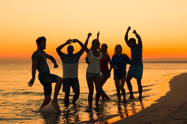 Estate spiaggia weekend divertimento amicizia giovani amici