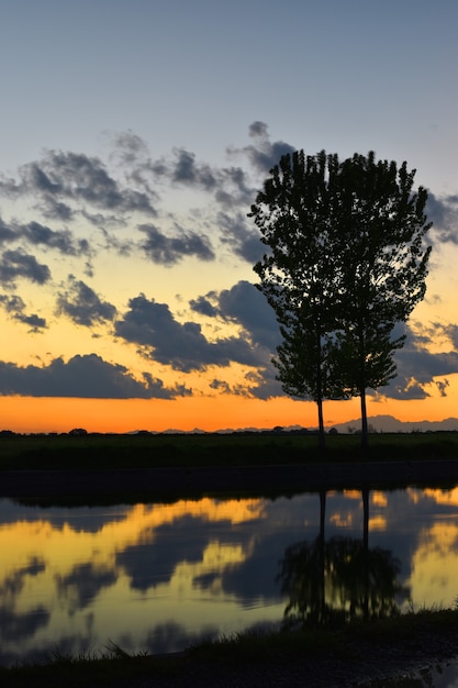 estate sul fiume con un incredibile tramonto colorato