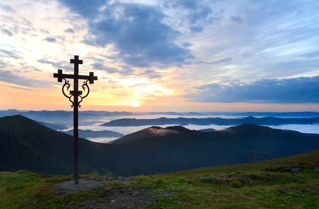 Estate tramonto crepuscolo vista da Pip Ivan cima della montagna con il cristianesimo croce vicino (Chornogora Ridge, Carpazi, Ucraina)