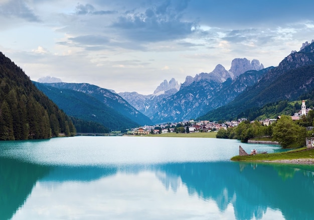 Estate tranquilla Dolomiti italiane lago di montagna e vista sul villaggio Auronzo di Cadore