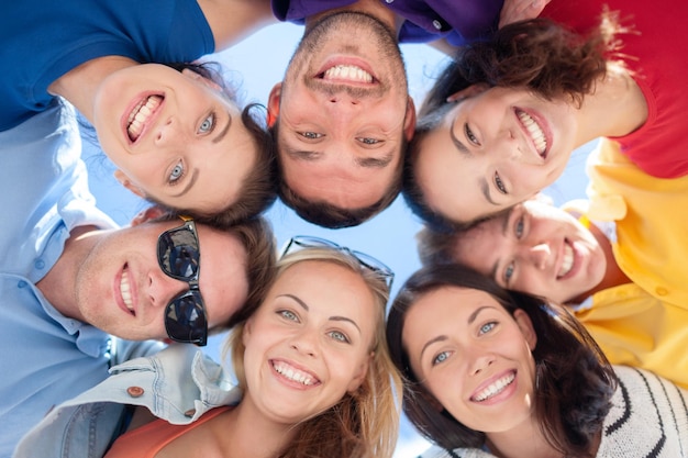 estate, vacanze, vacanze, concetto di persone felici - gruppo di adolescenti che guardano in basso