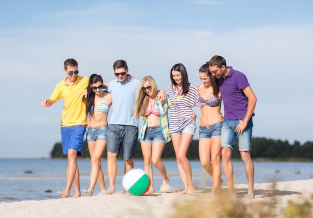 estate, vacanze, vacanze, concetto di persone felici - gruppo di amici che si divertono con la palla sulla spiaggia