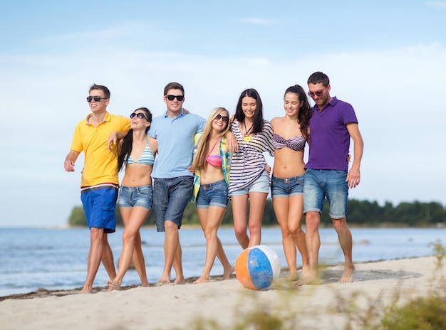 estate, vacanze, vacanze, concetto di persone felici - gruppo di amici che si divertono con la palla sulla spiaggia