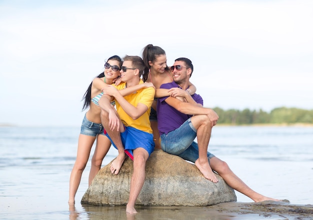 estate, vacanze, vacanze, concetto di persone felici - gruppo di amici che si divertono sulla spiaggia