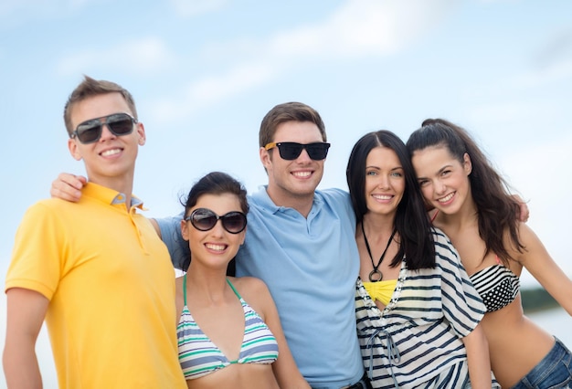 estate, vacanze, vacanze, concetto di persone felici - gruppo di amici che si divertono sulla spiaggia