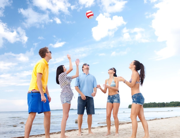 estate, vacanze, vacanze, concetto di persone felici - gruppo di amici che si divertono sulla spiaggia