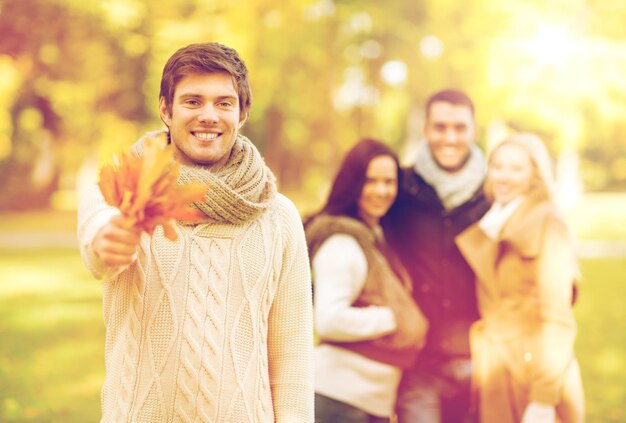 estate, vacanze, vacanze, concetto di persone felici - gruppo di amici o coppie che si divertono nel parco autunnale