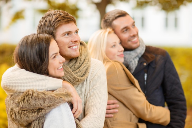 estate, vacanze, vacanze, concetto di persone felici - gruppo di amici o coppie che si divertono nel parco autunnale