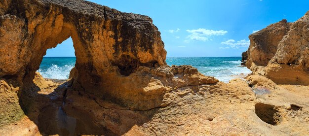 Estate vista costa rocciosa atlantica periferia di Albufeira Algarve Portogallo Immagine del punto due scatti
