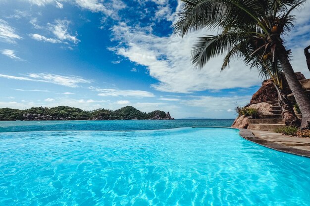 Estate vista mare su un'isola tropicale