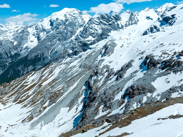 Estate vista montagna dal passo dello Stelvio con neve sul pendio (Italia)