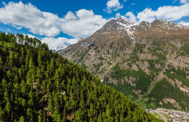 Estate vista sulle montagne del Cervino (Alpi, Svizzera, periferia di Zermatt)