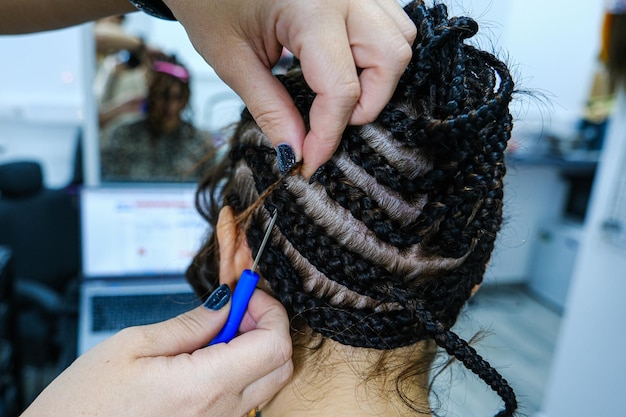 Estensione dei capelli in un parrucchiere di alta qualità