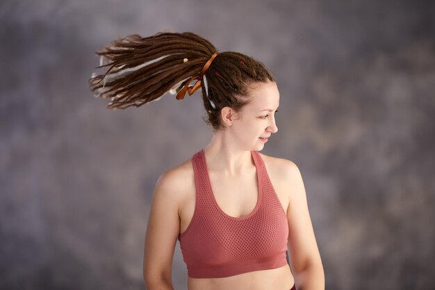 Estensioni dei capelli con trecce di scatola capelli artificiali in acconciatura di giovane donna europea