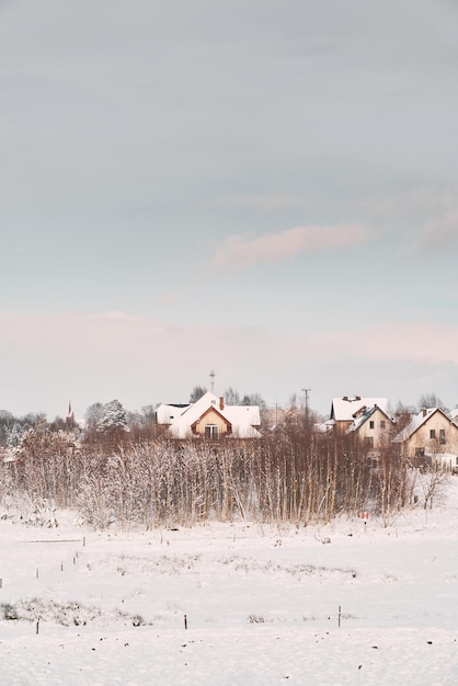 Esterno accogliente della casa in inverno Casa in legno in un'area naturale ricoperta di neve appena caduta