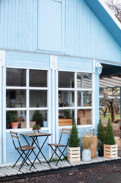 Esterno casa blu con una bella terrazza decorazione piante verdi