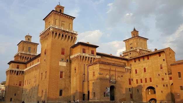 Esterno del castello estense contro il cielo