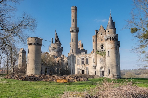 Esterno del castello storico sul campo contro il cielo
