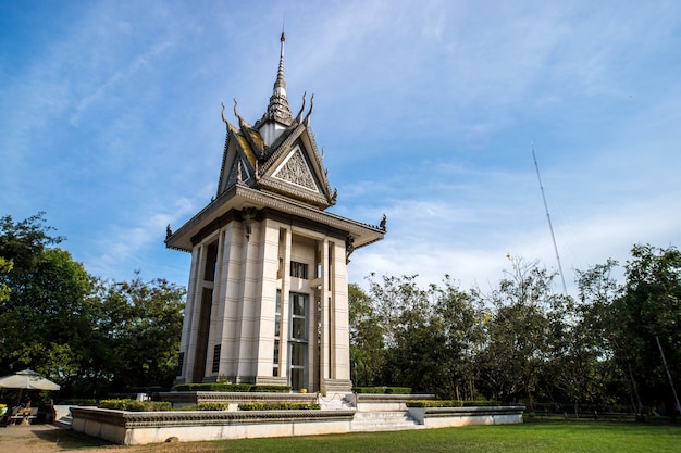 Esterno del cranio Pagoda presso i campi di sterminio di Choeung Ek contro il cielo blu a Phnom Penh, Cambogia . Luoghi storici di Phnom Penh.