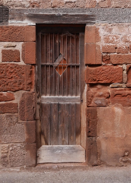 Esterno della casa con porta chiusa