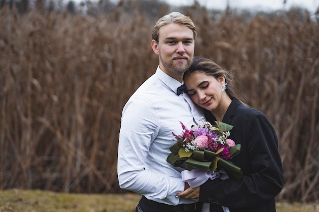 Esterno della fotografia di matrimonio dello sposo e della sposa