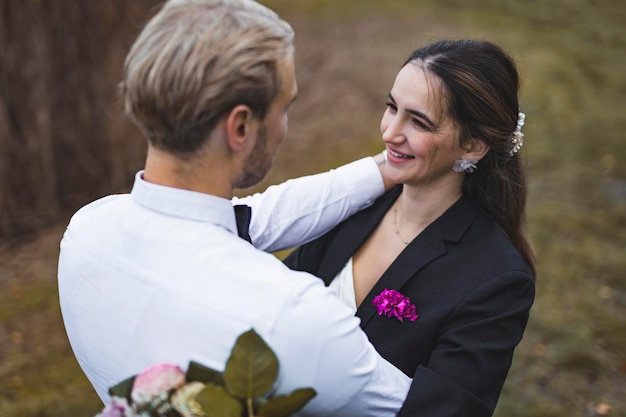 Esterno della fotografia di matrimonio dello sposo e della sposa