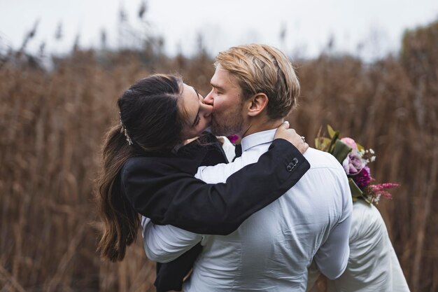 Esterno della fotografia di matrimonio dello sposo e della sposa