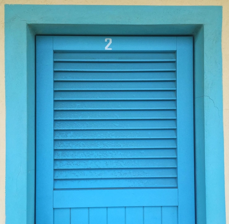 Foto esterno della porta di una casa chiusa blu