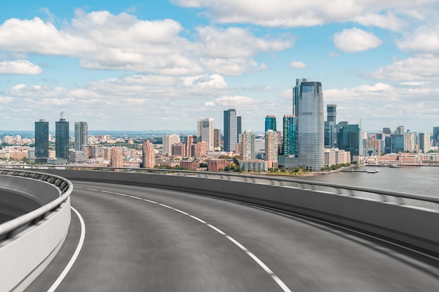 Esterno della strada asfaltata urbana vuota con lo sfondo degli edifici della città Nuova costruzione in cemento dell'autostrada moderna Concetto di strada per il successo Industria logistica dei trasporti consegna rapida New York USA