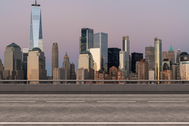 Esterno della strada asfaltata urbana vuota con lo sfondo degli edifici della città Nuova costruzione in cemento dell'autostrada moderna Concetto di strada per il successo Industria logistica dei trasporti consegna rapida New York USA
