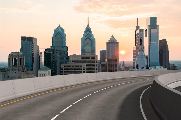 Esterno della strada asfaltata urbana vuota con lo sfondo degli edifici della città Nuova costruzione in cemento dell'autostrada moderna Concetto modo per il successo Consegna rapida dell'industria logistica dei trasporti Philadelphia USA