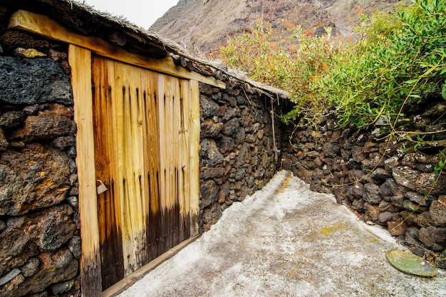 Esterno di case in pietra abbandonate in un villaggio medievale dell'isola di El Hierro in Spagna