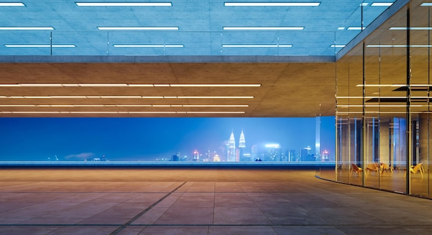 Esterno di edifici commerciali moderni con pareti di vetro con vista sul paesaggio urbano