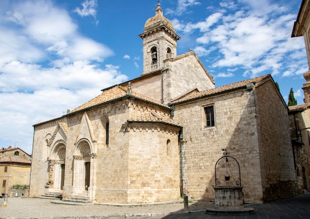 Esterno di un edificio storico contro il cielo