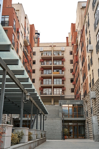 Esterno di un moderno complesso residenziale a Tbilisi.