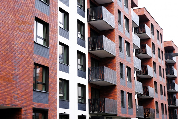 Esterno di un moderno condominio con balcone. Nessuno.