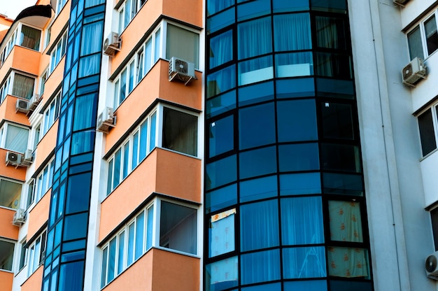 Esterno di un moderno edificio di appartamenti a più piani Finestre e balconi della facciata