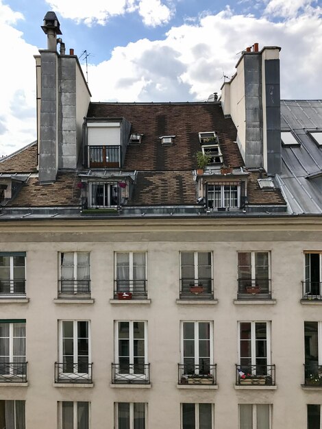 Esterno di un tipico edificio di appartamenti francese a Parigi, in Francia