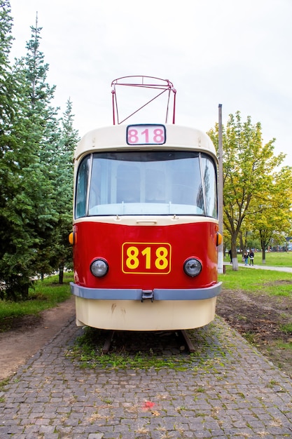 Esterno di un vintage rosso e bianco tram sulla ferrovia come una mostra con numero 818 su di esso, verde intorno, Chisinau, Moldova