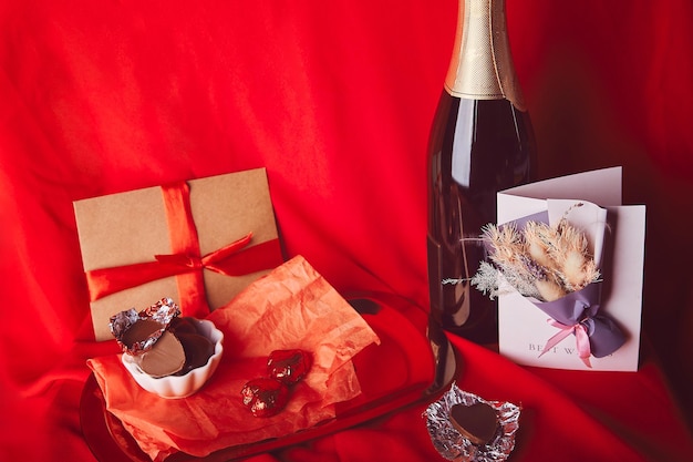 Estetica Cartolina di San Valentino Cena romantica stagionale rossa con cartolina regalo champagne e cioccolatini