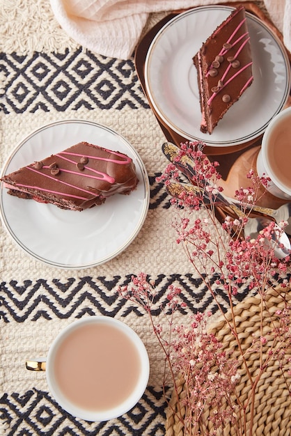 Estetica cibo festivo per il giorno di San Valentino pezzi di torta di ciliegie al cioccolato tazze di caffè rombo tra le decorazioni