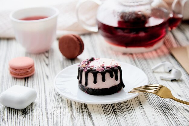 Estetica senza glutine e senza zucchero senza cottura torta di lamponi rosa con tè Dolce vegano sano Stile di vita femminile