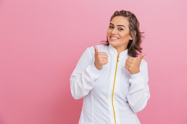 Estetista professionista donna intraprendente medico estetico pollice in alto ottimismo approvazione