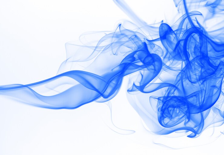 Estratto blu del fumo su fondo bianco. inchiostro ad acqua su bianco