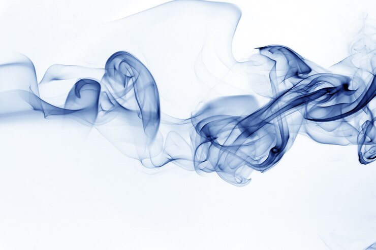 Estratto blu di movimento del fumo su fondo bianco