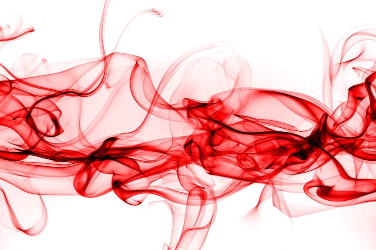 Foto estratto di fumo rosso su sfondo bianco