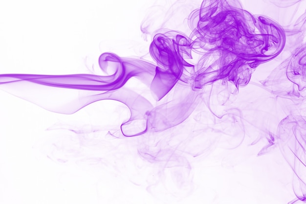 Estratto di fumo viola su sfondo bianco