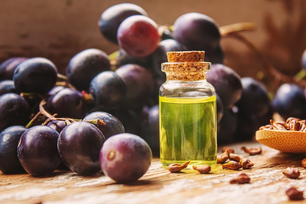 Estratto di olio d'uva in un vasetto. Messa a fuoco selettiva. cibo.natura