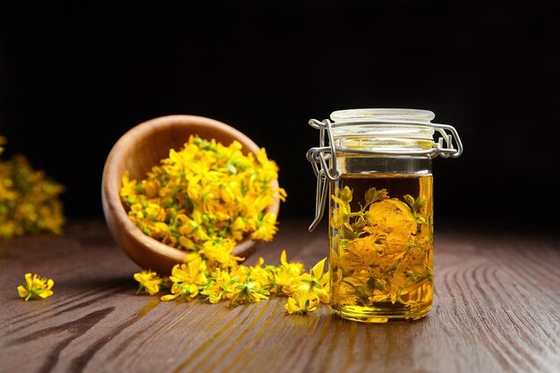 Estratto di olio di erbe o infuso di erba Hypericum perforatum con boccioli di fiori freschi