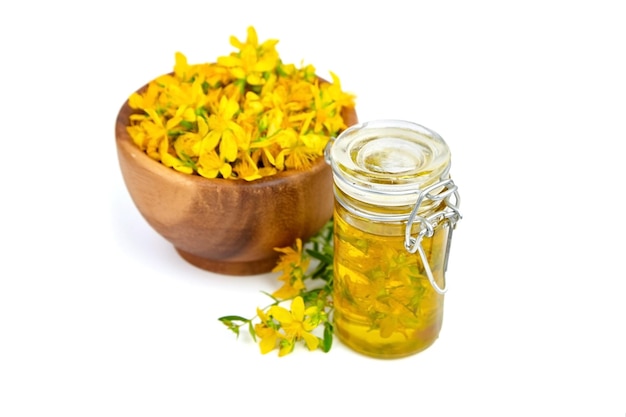 Estratto di olio di erbe o infuso di fiori di erba Hypericum perforatum isolati su sfondo bianco